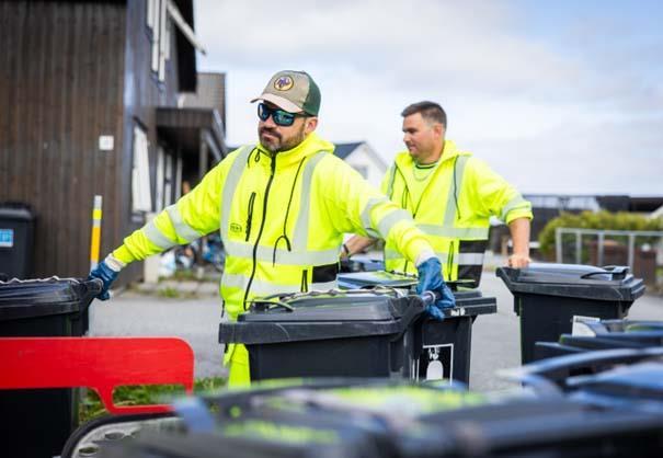 Renovatører henter avfall - Klikk for stort bilde